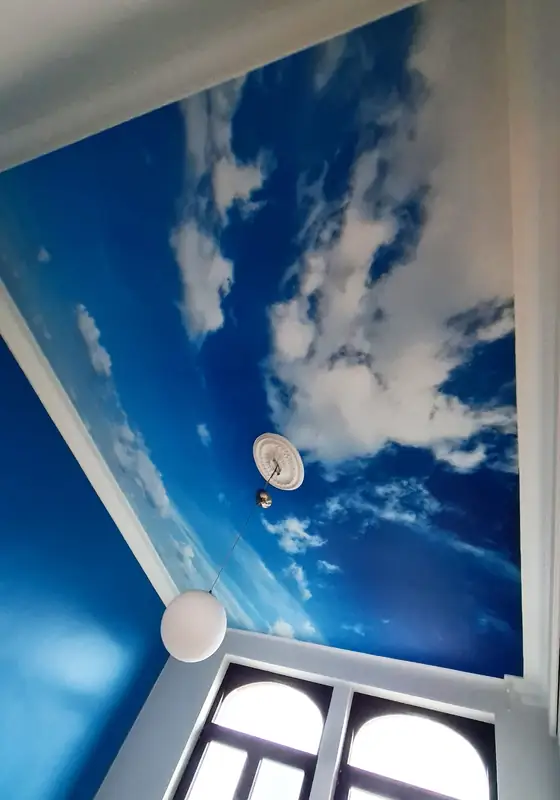 Fotobehang met wolkenlucht op een schuin plafond
