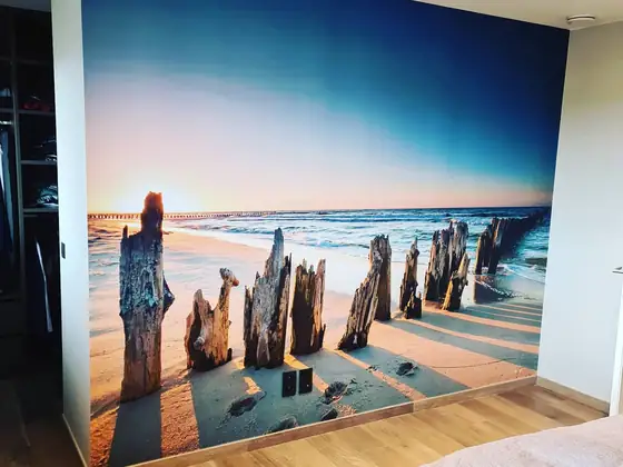 Slaapkamer met fotobehang van een strand