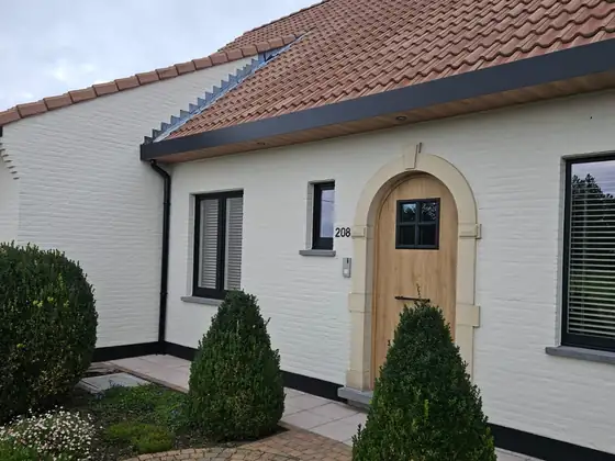 Witte woning met houten voordeur
