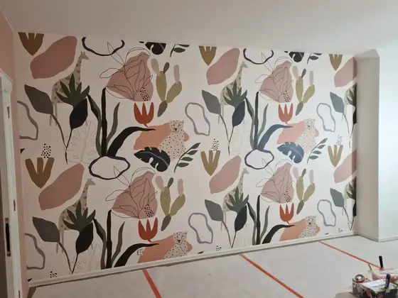 Muur met bloemenpatroonbehang in plaatsing