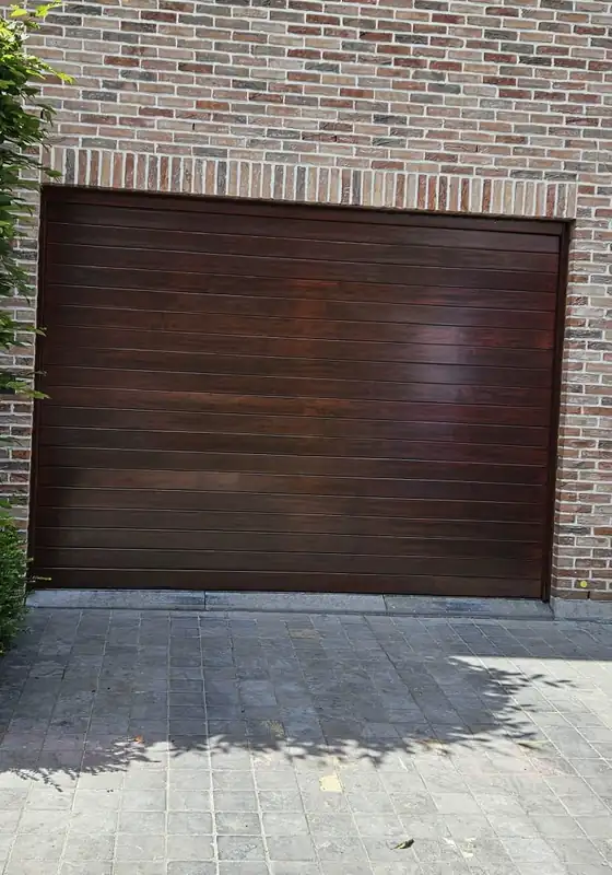 Gevel met houten garagepoort