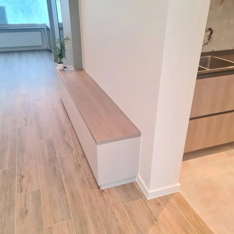 Leefruimte met geschilderde wanden en houten vloer