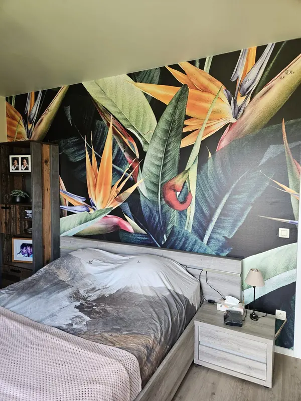 Fotobehang met tropische bladeren in een slaapkamer
