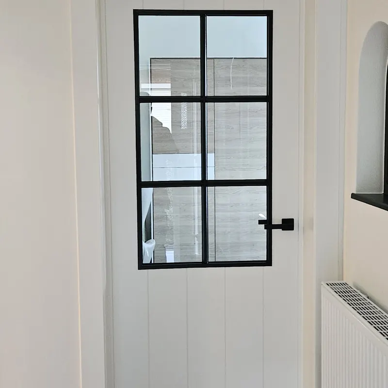 Gelakte binnendeur met glas en zwarte roeden