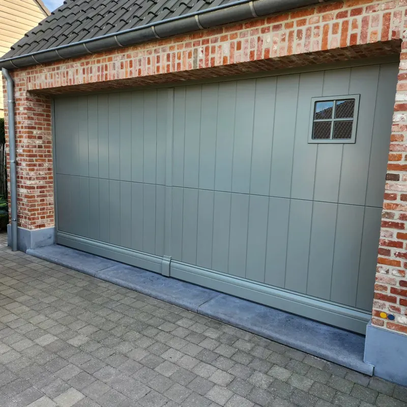 Gelakte garagepoort in een bakstenen gevel