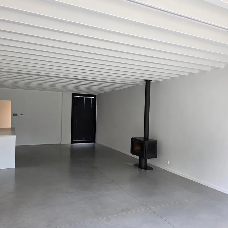 Wit geschilderd balkenplafond
