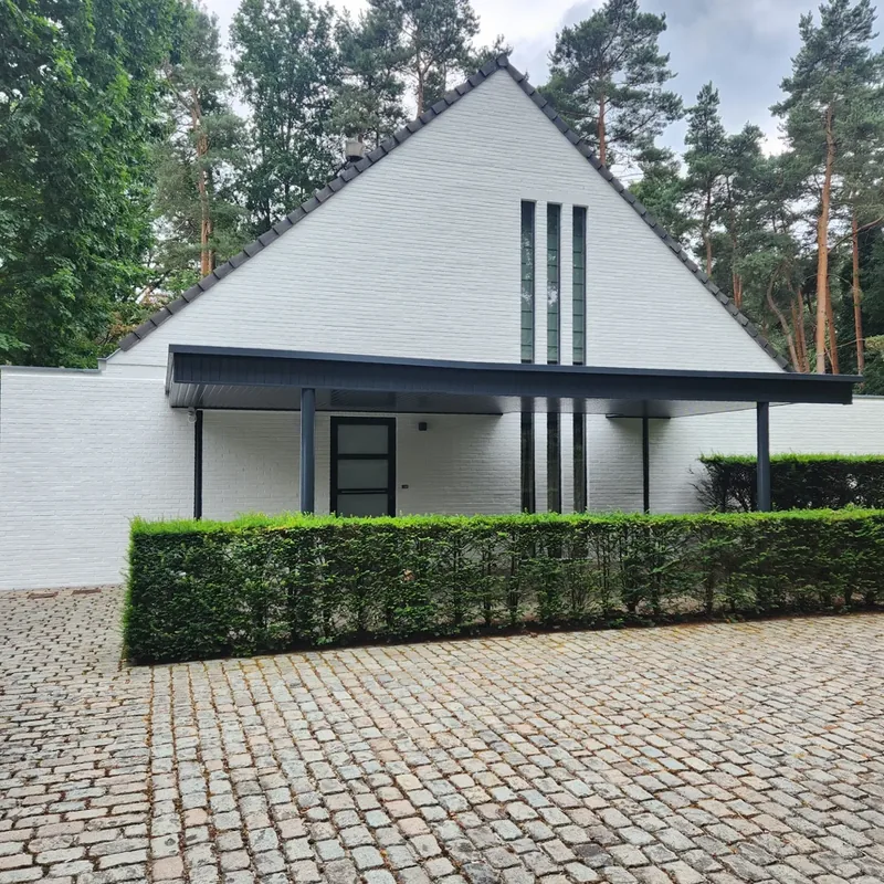 Witte woning met puntgevel na het schilderwerk