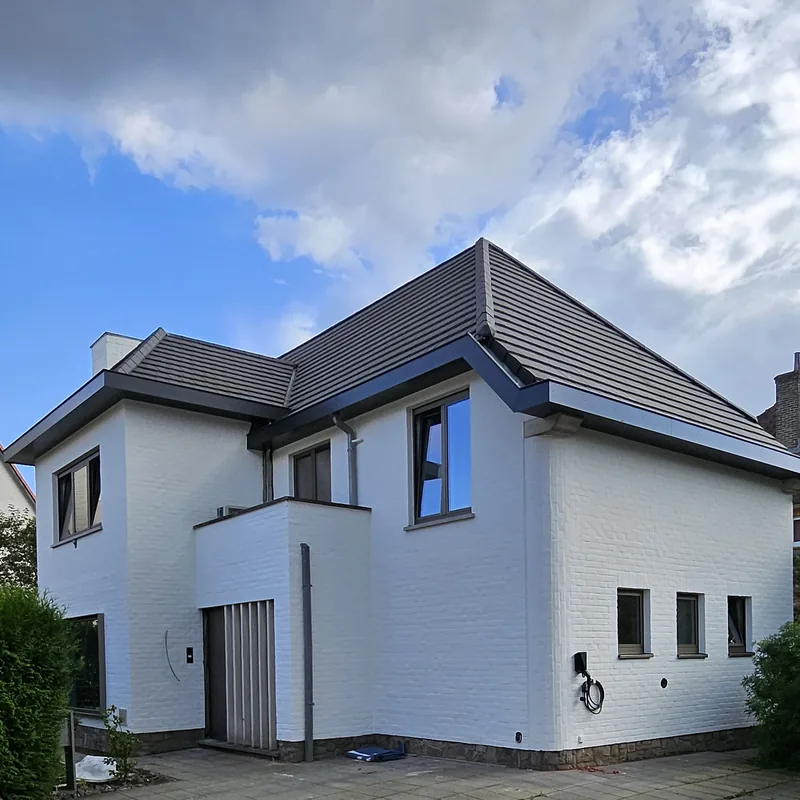 Witte woning aan de straatkant