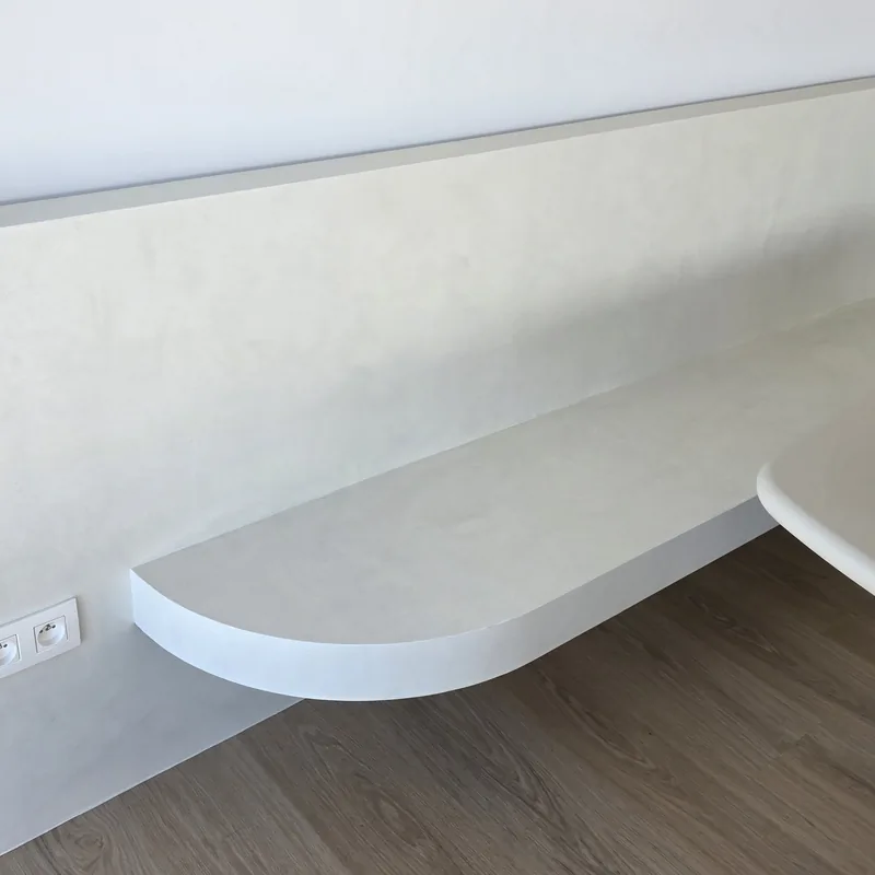 Zwevend wandmeubel in decoratieve afwerking