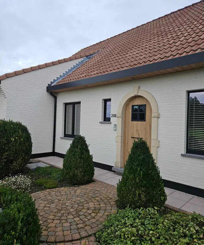Witte woning met houten voordeur