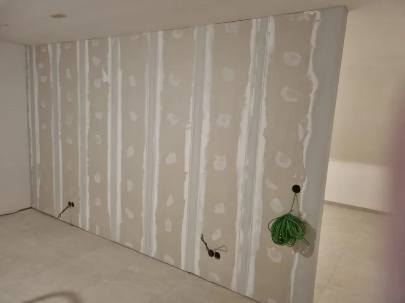 Geplamuurde wand, klaar voor afwerking