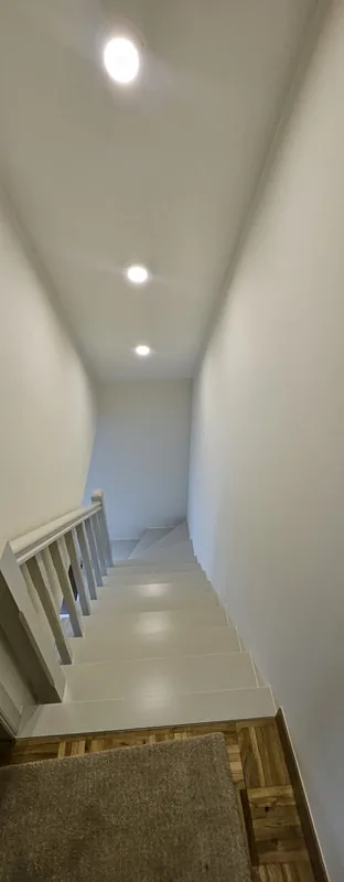 Hal met strak geschilderde plinten