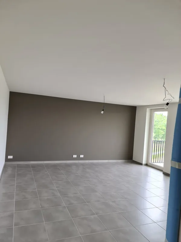Kamer met geschilderde wanden en betegelde vloer