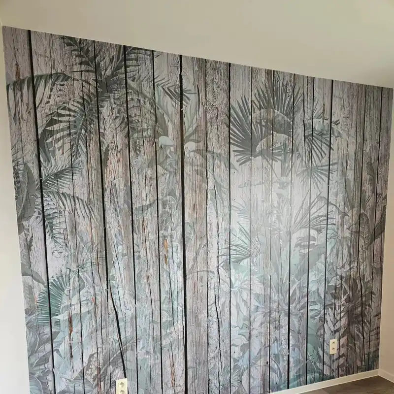 Behang met houtlook en palmbladeren in een leefruimte