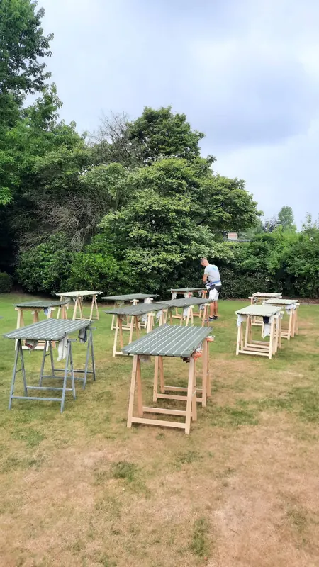 Pas geschilderde delen drogen op schragen in de tuin