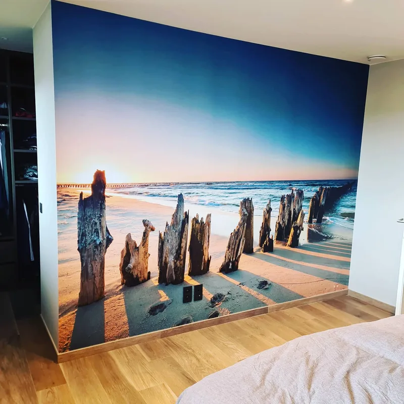 Fotobehang van een strand in een slaapkamer