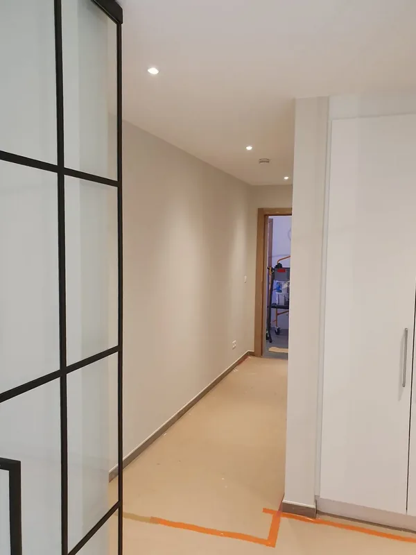 Hal met stalen deur en strakke plinten