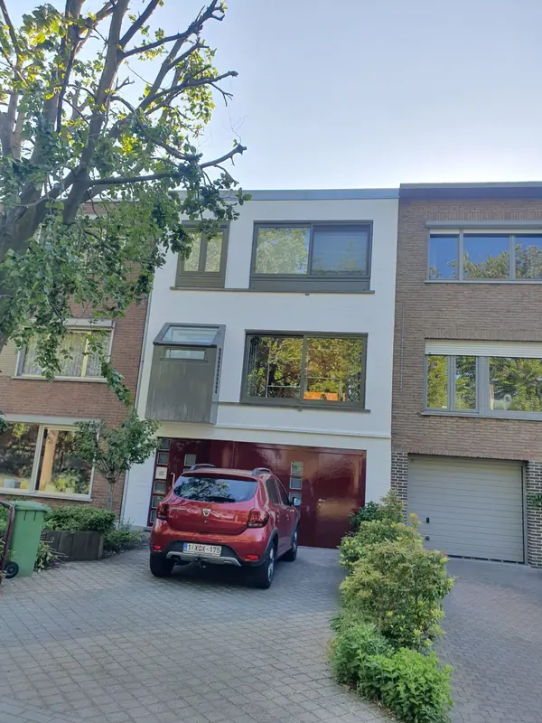 Woning met geschilderd buitenschrijnwerk