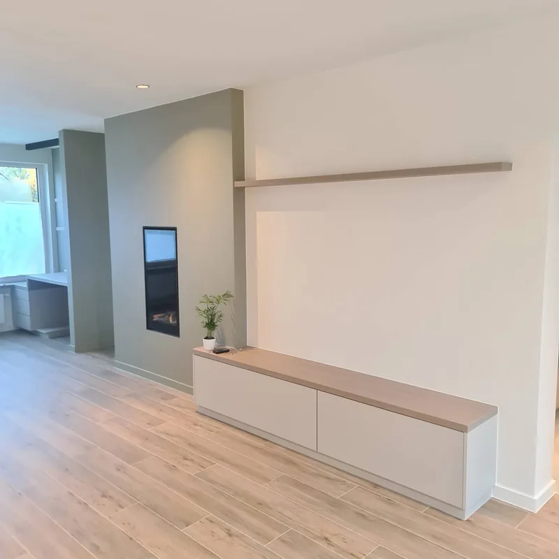 Leefruimte met strak afgewerkte tv-wand