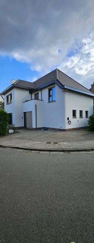 Witte woning aan de straatkant