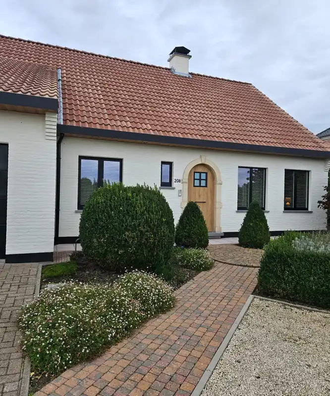 Witte woning met houten voordeur