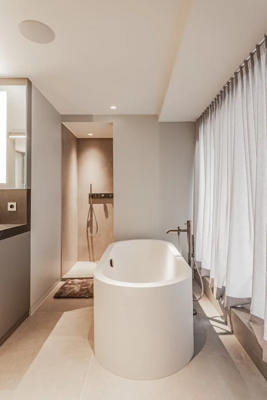 Badkamer met vrijstaand bad