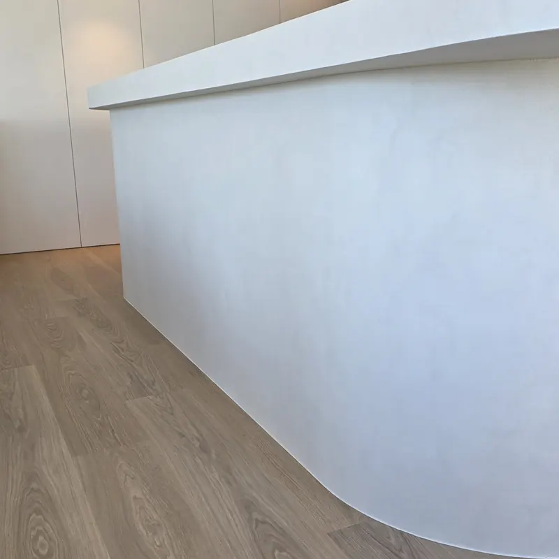 Keukenblok met gebogen wand in decoratieve afwerking