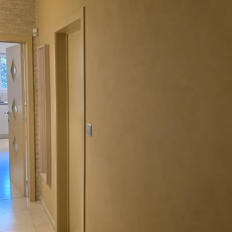Hal met wanden in een goudkleurige afwerking