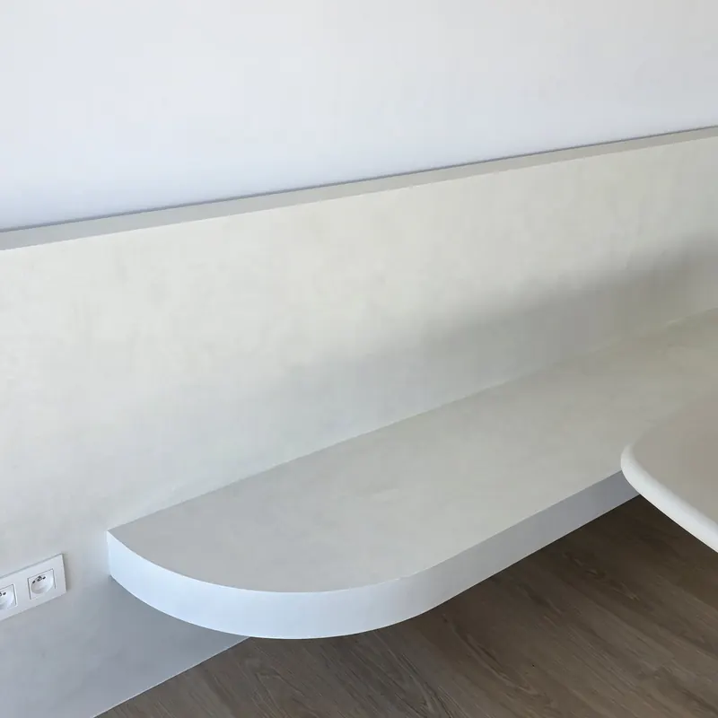 Zwevend wandmeubel in decoratieve afwerking