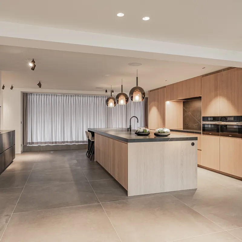 Open leefkeuken met geschilderde wanden en plafond