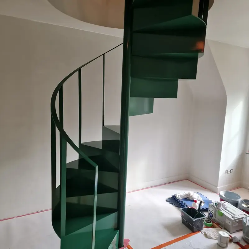 Groen geschilderde wenteltrap
