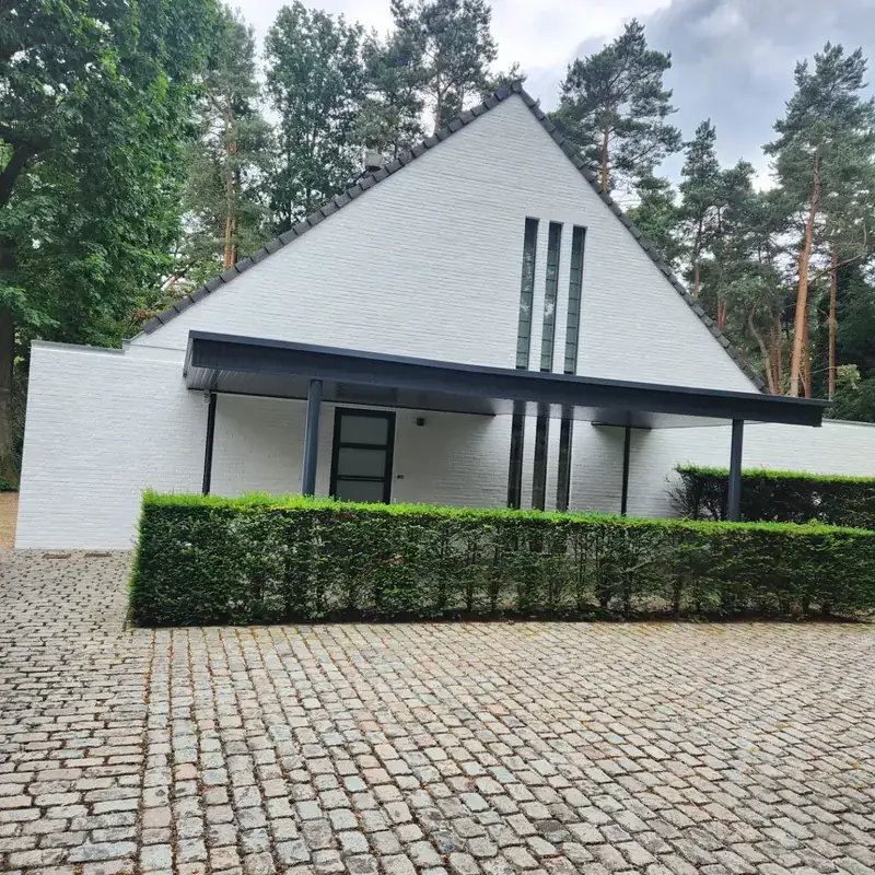 Witte villa met geschilderde gevel en luifel