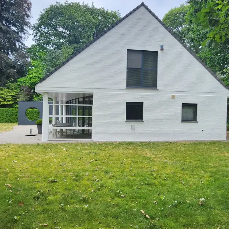 Wit geschilderde woning, tuinzijde