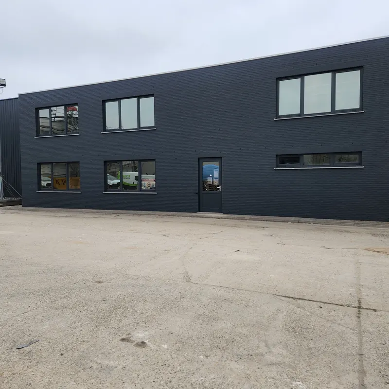Bedrijfsgebouw, gevel in antraciet geschilderd