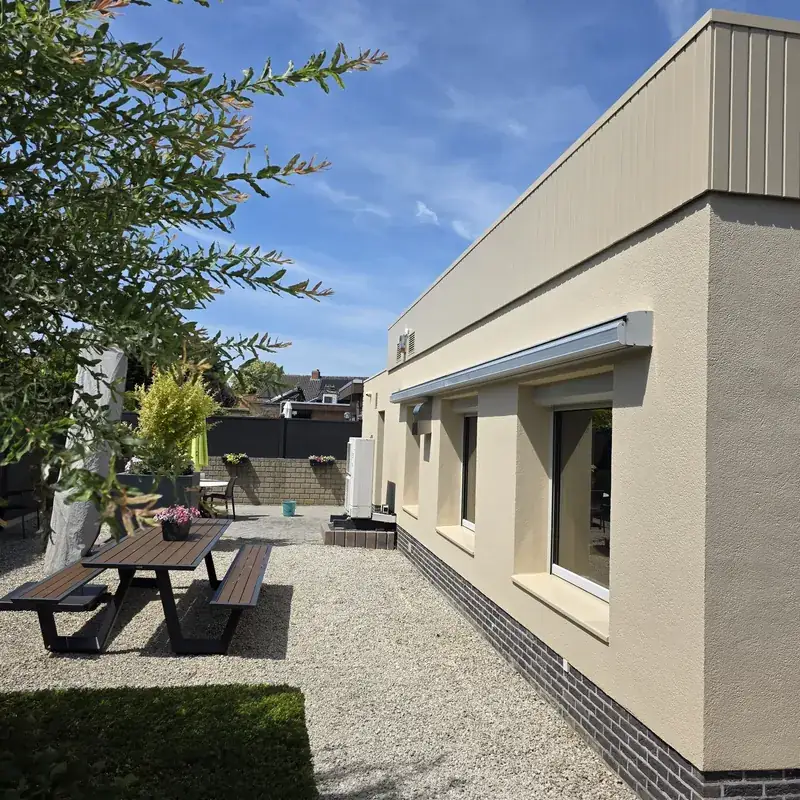 Bungalow met geschilderde gevel en terras