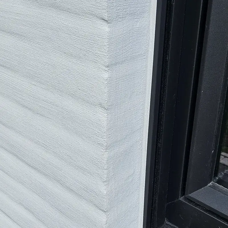 Detail van een gekaleide gevel aan het raam